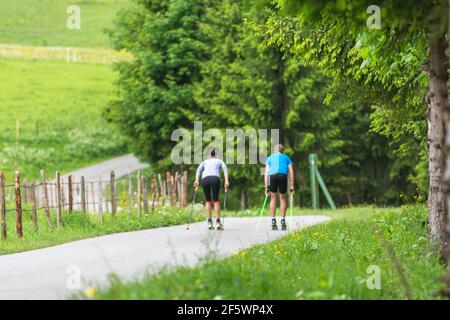 CC-Skifahrer während einer Trainingseinheit im Sommer Stockfoto