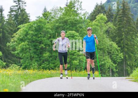 CC-Skifahrer während einer Trainingseinheit im Sommer Stockfoto