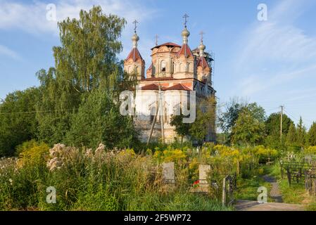 Blick auf die alte Kirche der lebensspendenden Dreifaltigkeit (1864) an einem sonnigen Augustmorgen. Issad Dorf, Leningrad Gebiet. Russland Stockfoto