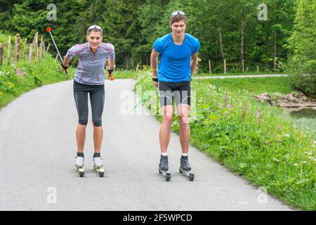 CC-Skifahrer während einer Trainingseinheit im Sommer Stockfoto