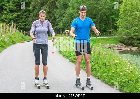 CC-Skifahrer während einer Trainingseinheit im Sommer Stockfoto