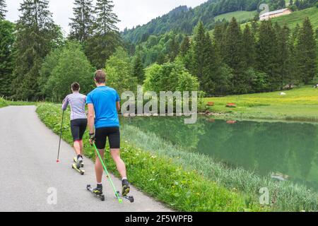 CC-Skifahrer während einer Trainingseinheit im Sommer Stockfoto