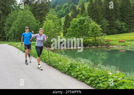 CC-Skifahrer während einer Trainingseinheit im Sommer Stockfoto