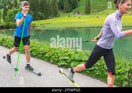 CC-Skifahrer während einer Trainingseinheit im Sommer Stockfoto