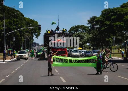 Brasília, DF - 28,03.2021: APOIADORES DE BOLSONARO REALIZAM PROTESTO - Unterstützer von Präsident Bolsonaro führen einen Akt der Unterstützung der Bundesregierung und gegen die Sperre im Bundesbezirk. Der Protest findet in der Esplanada dos Ministérios statt, mit einem Halt vor dem Nationalkongress. (Foto: Leo Bahia/Fotoarena) Stockfoto