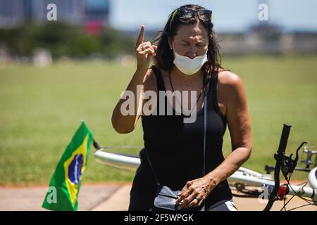 Brasília, DF - 28,03.2021: APOIADORES DE BOLSONARO REALIZAM PROTESTO - Unterstützer von Präsident Bolsonaro führen einen Akt der Unterstützung der Bundesregierung und gegen die Sperre im Bundesbezirk. Der Protest findet in der Esplanada dos Ministérios statt, mit einem Halt vor dem Nationalkongress. (Foto: Leo Bahia/Fotoarena) Stockfoto