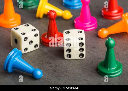 Spielsteine mit Würfel auf Schiefer Stockfoto