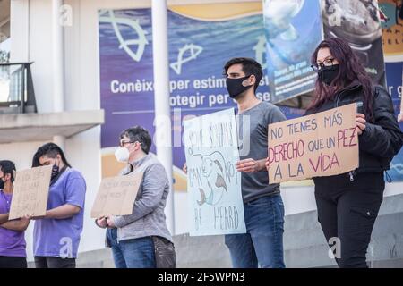 Barcelona, Katalonien, Spanien. März 2021, 28th. Aktivisten mit Transparenten sind vor dem Aquarium von Barcelona zu sehen.der Tierschutzverein, Barcelona Animal Save, Die Save Movement, die Teil der internationalen Organisation ist und sich dem Aktivismus für Tiere widmet, hat an diesem Sonntag, dem 28. März vor dem Aquarium von Barcelona eine Aktion durchgeführt, um gegen die Verschmutzung der Meere, der Fischerei und der Aquarien zu protestieren. Quelle: Thiago Prudencio/DAX/ZUMA Wire/Alamy Live News Stockfoto