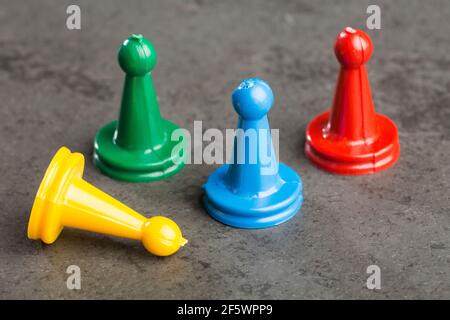 Spielsteine mit Würfel auf Schiefer Stockfoto