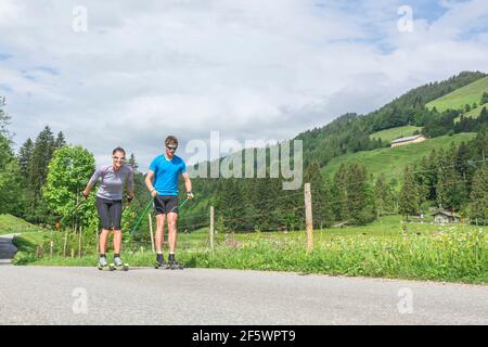 CC-Skifahrer während einer Trainingseinheit im Sommer Stockfoto