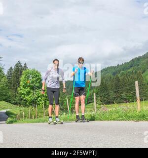 CC-Skifahrer während einer Trainingseinheit im Sommer Stockfoto