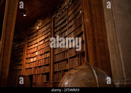 5. Oktober 2019 Wien, Österreich. Alte große Bibliothek mit vielen Regalen. Große alte Bibliothek in Wien. Stockfoto