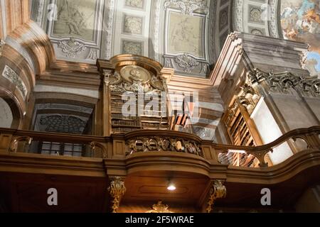 5. Oktober 2019 Wien, Österreich. Alte große Bibliothek mit vielen Regalen. Große alte Bibliothek in Wien. Stockfoto