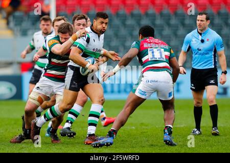 Leicester, Großbritannien. 28th. März 2021; Mattoli Woods Welford Road Stadium, Leicester, Midlands, England; Premiership Rugby, Leicester Tigers versus Newcastle Falcons; Luther Burrell von Newcastle Falcons schaut zu schlagen Kini Murimurivalu von Leicester Tigers Kredit: Action Plus Sports Images/Alamy Live News Stockfoto