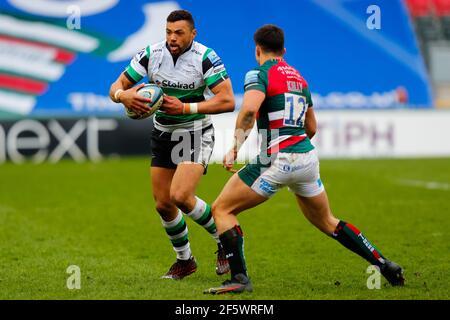 Leicester, Großbritannien. 28th. März 2021; Mattoli Woods Welford Road Stadium, Leicester, Midlands, England; Premiership Rugby, Leicester Tigers gegen Newcastle Falcons; Luther Burrell von Newcastle Falcons sieht Dan Kelly von Leicester Tigers Kredit zu schlagen: Action Plus Sports Images/Alamy Live News Stockfoto