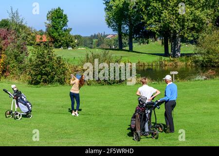 Eine Gruppe von Golfern auf einem Golfplatz im Allgäu, Golf spielen in einer wunderschönen Landschaft Stockfoto