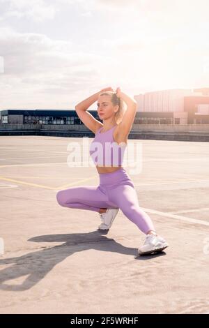 Sportliche Frau, die ihre Fitness Training im Freien tun, Stretching Stockfoto