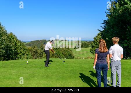 Eine Gruppe von Golfern auf einem Golfplatz im Allgäu, Golf spielen in einer wunderschönen Landschaft Stockfoto