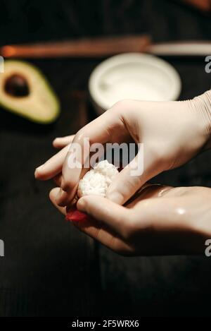 Der Küchenchef bereitet Sushi mit den Händen zu Stockfoto