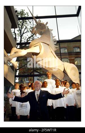 Sir Richard Attenborough eröffnet das neue Einhorn Theater auf Tooley st in Londonpic David Sandison 1/12/2005 Stockfoto