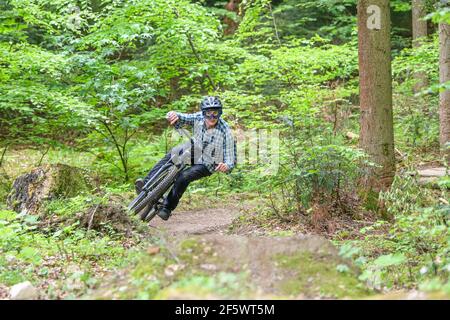 Mountainbike Rider eine mutige bergab auf Waldwegen Stockfoto