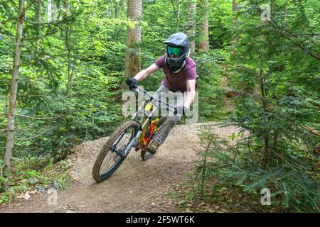 Mountainbike Rider eine mutige bergab auf Waldwegen Stockfoto
