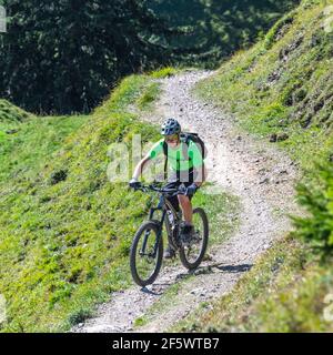 Mountainbiker radeln auf Singletrail Stockfoto