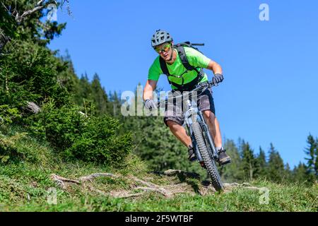 Mountainbiker radeln auf Singletrail Stockfoto