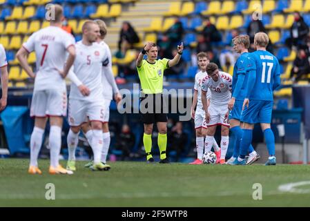 Gyor, Ungarn. März 2021, 28th. Schiedsrichter Halil Umut Meler beim UEFA EURO U-21 Spiel zwischen Island und Dänemark im Gyirmoti Stadion in Gyor in Aktion gesehen. (Foto Kredit: Gonzales Foto/Alamy Live News Stockfoto