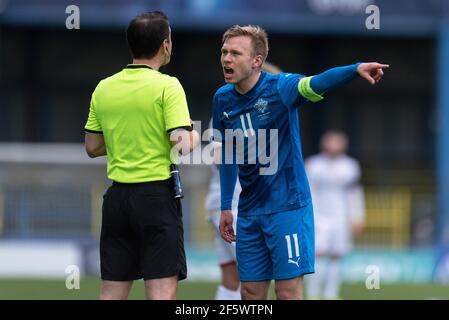 Gyor, Ungarn. März 2021, 28th. Jon Dagur Thorsteinsson (11) aus Island und Schiedsrichter Halil Umut Meler beim UEFA EURO U-21 Spiel zwischen Island und Dänemark im Gyirmoti Stadion in Gyor. (Foto Kredit: Gonzales Foto/Alamy Live News Stockfoto