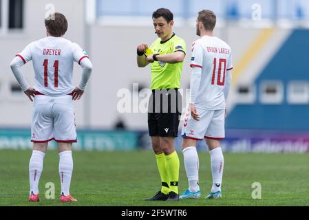 Gyor, Ungarn. März 2021, 28th. Schiedsrichter Halil Umut Meler beim UEFA EURO U-21 Spiel zwischen Island und Dänemark im Gyirmoti Stadion in Gyor in Aktion gesehen. (Foto Kredit: Gonzales Foto/Alamy Live News Stockfoto