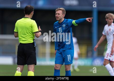 Gyor, Ungarn. März 2021, 28th. Jon Dagur Thorsteinsson (11) aus Island und Schiedsrichter Halil Umut Meler beim UEFA EURO U-21 Spiel zwischen Island und Dänemark im Gyirmoti Stadion in Gyor. (Foto Kredit: Gonzales Foto/Alamy Live News Stockfoto