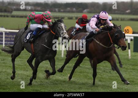 Wonder Elzaam mit Luke McAteer (rechts) kommt nach Hause, um die Cappella Sansevero bei Compas Hengste Handicap auf der Naas Racecourse in der Grafschaft Kildare, Irland zu gewinnen. Bilddatum: Sonntag, 28. März 2021. Stockfoto