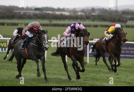 Wonder Elzaam mit Luke McAteer (Mitte) kommt nach Hause, um die Cappella Sansevero bei Compas Hengste Handicap auf der Naas Racecourse in der Grafschaft Kildare, Irland zu gewinnen. Bilddatum: Sonntag, 28. März 2021. Stockfoto