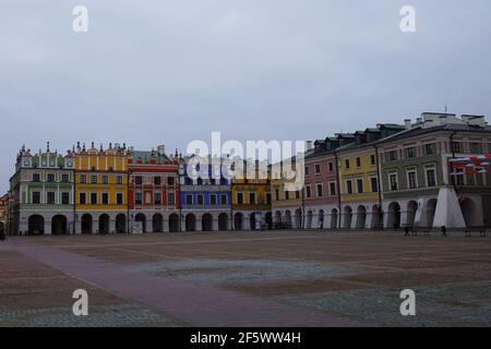 Zamosc, Polen, 10. November 2020. Stadt Zamosc ist UNESCO-Weltkulturerbe. Toller Marktplatz. UNESCO-Weltkulturerbe Stadt mit Renaissance und Baro Stockfoto