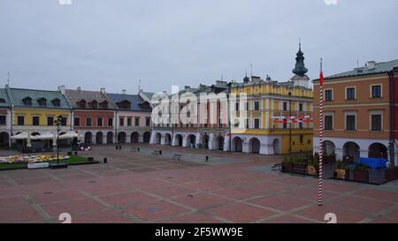 Zamosc, Polen, 10. November 2020. Stadt Zamosc ist UNESCO-Weltkulturerbe. Toller Marktplatz. UNESCO-Weltkulturerbe Stadt mit Renaissance und Baro Stockfoto