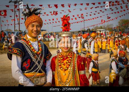 Shillong, Meghalaya, Indien. März 2021, 28th. Prople sah ihre traditionelle Kleidung während der Nongkrem Tanzzeremonie im Mawmyrsiang Dorf East Khasi Hills Bezirk in Meghalaya, Indien statt. Nongkrem Dance Festival wird durchgeführt, um die allmächtige Göttin Ka Bleii Synshar für eine reiche Stoßstange Ernte und Wohlstand des Volkes zu beschwichtigen. Kredit: Vikramjit Kakati/ZUMA Wire/Alamy Live Nachrichten Stockfoto