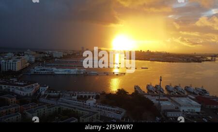 Sonnenaufgang vom Himmel aus gesehen. San Juan Puerto Rico. Stockfoto