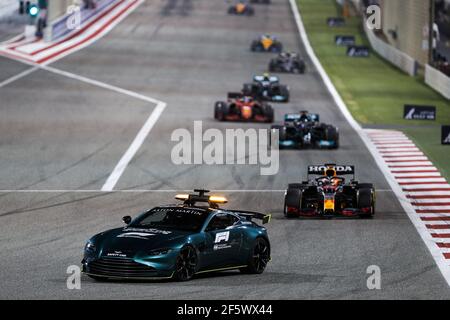 Safety Car, 33 VERSTAPPEN Max (nld), Red Bull Racing Honda RB16B, Aktion während des Formel 1 Gulf Air Bahrain Grand Prix 2021 vom 26. Bis 28. März 2021 auf dem Bahrain International Circuit, in Sakhir, Bahrain - Foto Frederic Le Floc?h / DPPI / LiveMedia Stockfoto