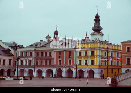 Zamosc, Polen, 10. November 2020. UNESCO-Weltkulturerbe Stadt mit Renaissance- und Barockhäusern.Hell farbige gelbe, rosa und grüne Fassaden mit gres Stockfoto