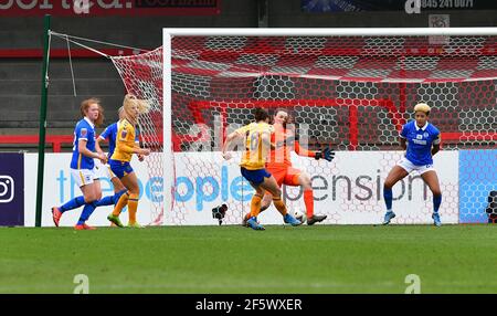 Crawley, Großbritannien. März 2021, 28th. Hayley Raso von Everton schießt und punktet während des FA Women's Super League Spiels zwischen Brighton & Hove Albion Women und Everton Women im People's Pension Stadium am 28th 2021. März in Crawley, Großbritannien. (Foto von Jeff Mood/phcimages.com) Quelle: PHC Images/Alamy Live News Stockfoto