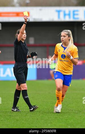 Crawley, Großbritannien. März 2021, 28th. Poppy Pattinson aus Everton erhält eine gelbe Karte während des FA Women's Super League-Spiels zwischen Brighton & Hove Albion Women und Everton Women im People's Pension Stadium am 28th 2021. März in Crawley, Großbritannien. (Foto von Jeff Mood/phcimages.com) Quelle: PHC Images/Alamy Live News Stockfoto