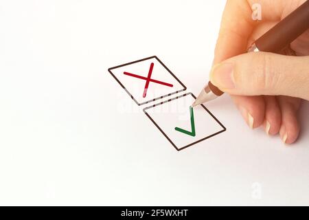Hand mit schwarzem Stift Auswahl einer von zwei Optionen Antwort. Personenmarkierung in einem Kontrollkästchen Stockfoto