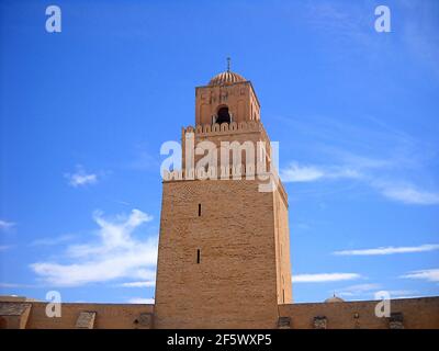 Uqba Moschee, auch bekannt als die große Moschee, wurde von ʿUqba B.. Nāfiʿ von 670 und galt als Vorbild für alle nachfolgenden Maghreb-Moscheen. Stockfoto