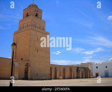 Uqba Moschee, auch bekannt als die große Moschee, wurde von ʿUqba B.. Nāfiʿ von 670 und galt als Vorbild für alle nachfolgenden Maghreb-Moscheen. Stockfoto