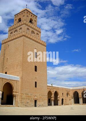 Uqba Moschee, auch bekannt als die große Moschee, wurde von ʿUqba B.. Nāfiʿ von 670 und galt als Vorbild für alle nachfolgenden Maghreb-Moscheen. Stockfoto