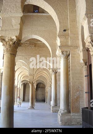 Uqba Moschee, auch bekannt als die große Moschee, wurde von ʿUqba B.. Nāfiʿ von 670 und galt als Vorbild für alle nachfolgenden Maghreb-Moscheen. Stockfoto