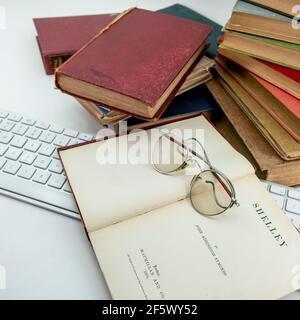 Seltene alte Vintage-Bücher aus der Bibliothek Shelley Gedichte, oben auf einer alten Brille auf weißem Hintergrund Stockfoto