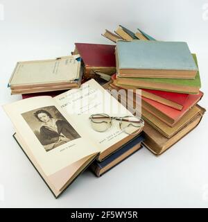 Seltene alte Vintage-Bücher aus der Bibliothek Shelley Gedichte, oben auf einer alten Brille auf weißem Hintergrund Stockfoto