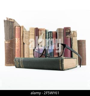 Seltene alte Vintage-Bücher aus der Bibliothek Shelley Gedichte, oben auf einer alten Brille auf weißem Hintergrund Stockfoto